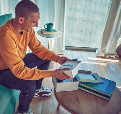 A smiling man holdiing an IQOS device.