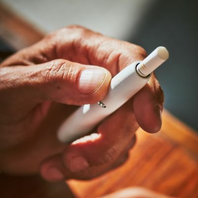 IQOS holder with a HEET