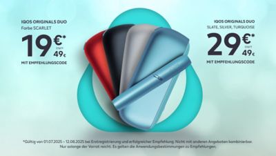 Vier IQOS ORIGINALS DUO Geräte, fächerförmig angeordnet auf hellblauem Hintergrund mit Lichtkreisen.