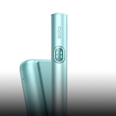 Pieza de calentamiento de IQOS ILUMA i en Color Breeze Blue con una unidad de tabaco para calentar puntada