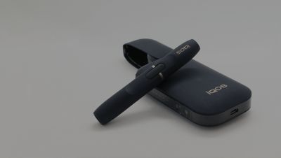 Gold IQOS Duo on a wooden table
