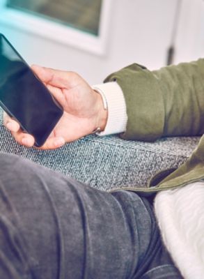 Woman holding her grey IQOS - IQOS charging slowly