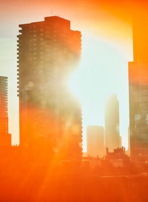 Woman holding her grey IQOS - IQOS charging slowly
