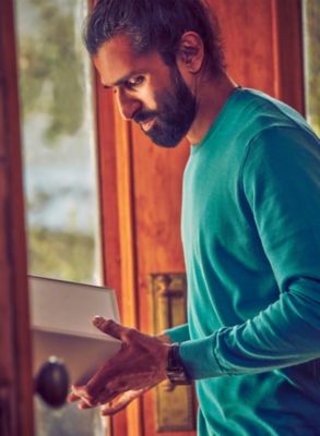 Man cleaning his IQOS holder 