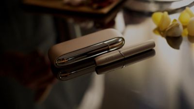 IQOS 3 DUO na stole