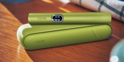 IQOS ILUMA i Leaf Green Placed on the desk