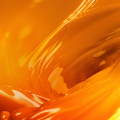 VEEV ONE Balanced Tobacco na oranžovém pozadí