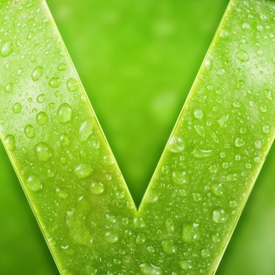 VEEV inPRIME náplně Sour Apple na zeleném pozadí