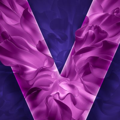 VEEV NOW ULTRA fialové logo V VEEV na tmavě fialovém pozadí