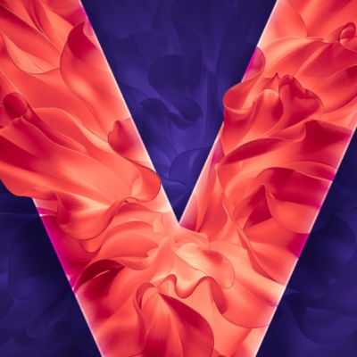 VEEV NOW ULTRA růžové logo V VEEV na fialovém pozadí