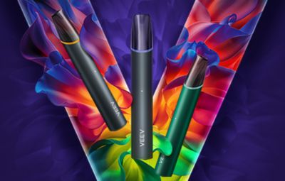 ثلاثة أجهزة VEEV now ULTRA على خلفية ملونة على شكل حرف .V