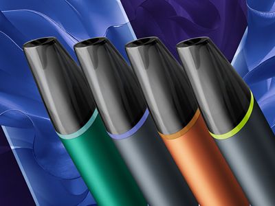 4 zařízení VEEV NOW ULTRA na modrém pozadí