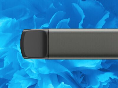 Primer plano del dispositivo VEEV NOW sobre un fondo azul