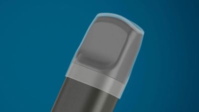 Primer plano de la boquilla del vape desechable VEEV NOW con tapa translúcida