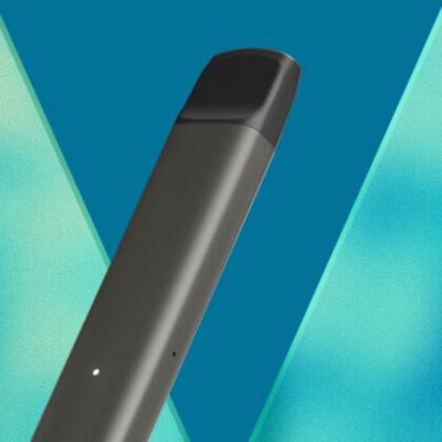 VEEV NOW Dispositivo  vape desechable sabor a Blue Raspberry con logo en una banner promocional