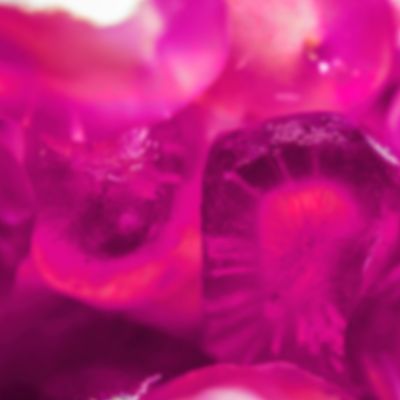 VEEV ONE Indiblue na růžovém pozadí