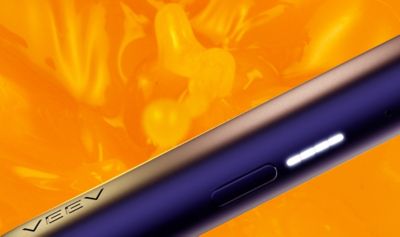 Pohled zblízka na vypínací tlačítko a svítící kontrolku zařízení VEEV ONE