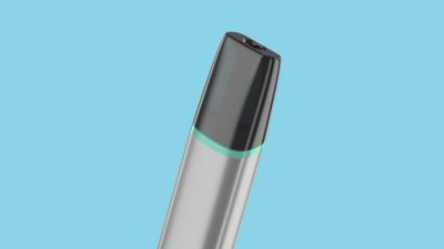 Gros plan de l'embout VEEV ONE cigarette rechargeable sur fond bleu