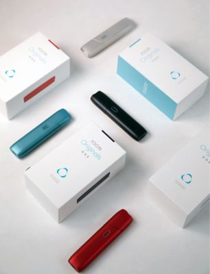 Vier IQOS ORIGINALS ONE Geräte in Silver, Slate, Turquoise und Scarlet mit passenden Verpackungen auf weißer Fläche.