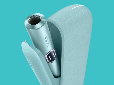 FAQs IQOS ILUMA i – holder and pocket charger facing forward with a blue background