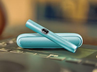 First step and how to use IQOS ILUMA i banner – device placed on a table