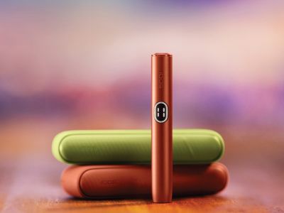 Troubleshooting IQOS ILUMA i – a holder standing upright with two pocket chargers behind it