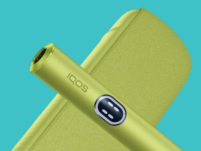 Warranty cards IQOS ILUMA i  – close-up of holder on top of pocket charger with a blue background