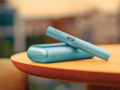 First step and how to use IQOS ILUMA i PRIME banner - device placed on a table