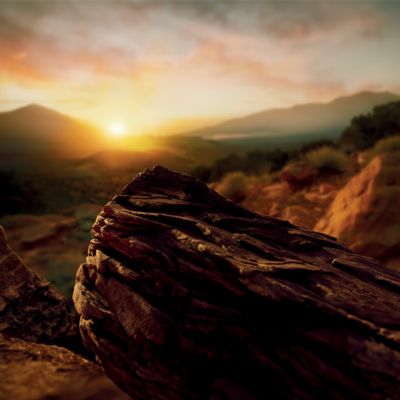 Krabička TEREA Anber na pozadí krajiny při západu slunce