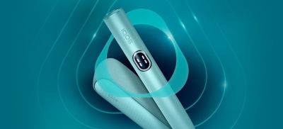 IQOS ILUMA i in der Farbe Breeze Blue, ein schlankes, zylindrisches Tabakerhitzungsgerät mit glatter Oberfläche, seitlichem Markenaufdruck und zentralem Knopf oder Anzeigelicht, vor einem Hintergrund mit abstrakten blauen Formen und Linien