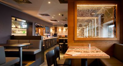 Tmavý interiér IQOS Space restaurace