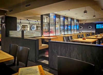 Interiér IQOS Space restaurace se stoly a židlemi