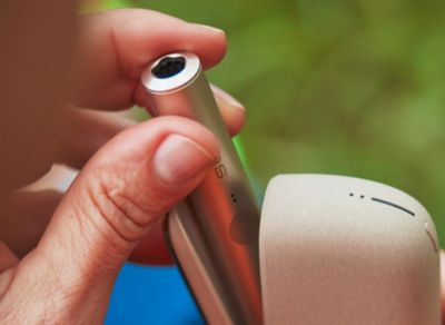 IQOS ILUMA zlatá v ruce.