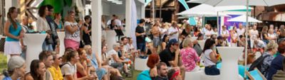 Lidé bavící se venku na festivalu