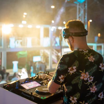 DJ za mixážním pultem