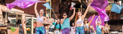 Lidé bavící se venku na festivalu