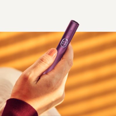 Zařízení IQOS ILUMA I PRIME v ruce