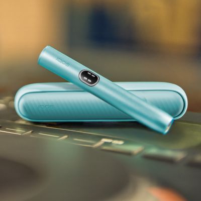 Tyrkysové zařízení IQOS ILUMA i.