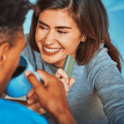 Žena užívajíci si IQOS