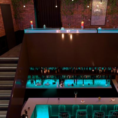 Vícepatrový bar ve večerním světle