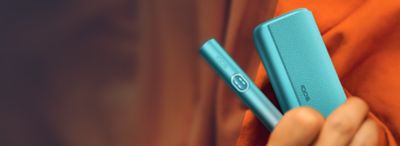 Ruka drží zariadenie IQOS ILUMA i