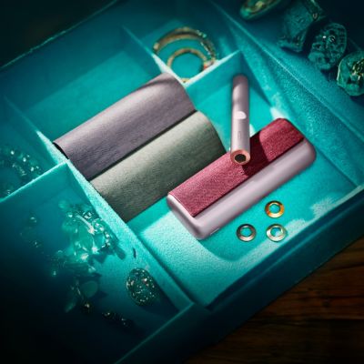 Zařízení IQOS ILUMA v tyrkysové šperkovnici.