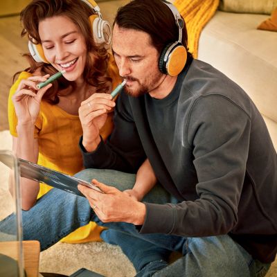 Lidi užívajíci IQOS ILUMA.