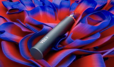 VEEV NOW ULTRA na barevném pozadí.