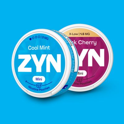 Dvě ZYN krabičky na modrém pozadí