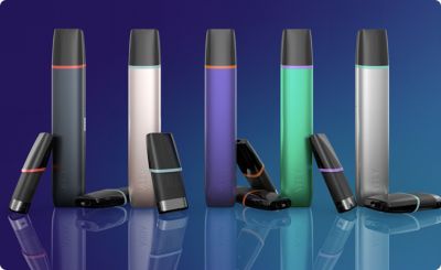 Různé varianty VEEV ONE zařízení na fialovém pozadí