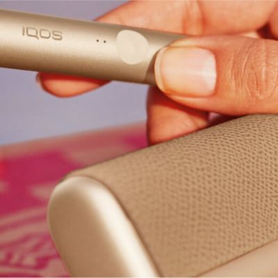 Béžové zařízení IQOS.