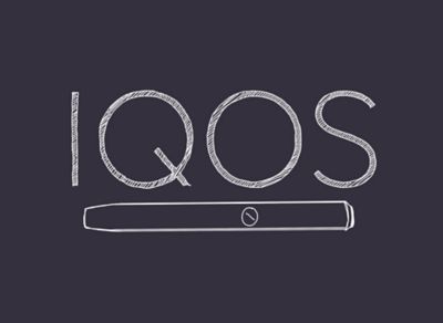 Der Markenname IQOS und eine Darstellung von einem IQOS ILUMA als Kreidezeichnung auf einer schwarzen Tafel