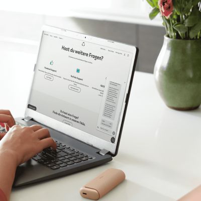 IQOS Device neben einem Computer mit der offenen Selbstdiagnose.