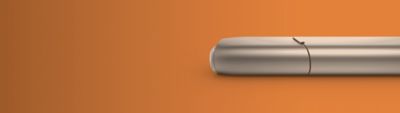 Ein silbernes IQOS 3 MULTI vor orangenem Hintergrund
